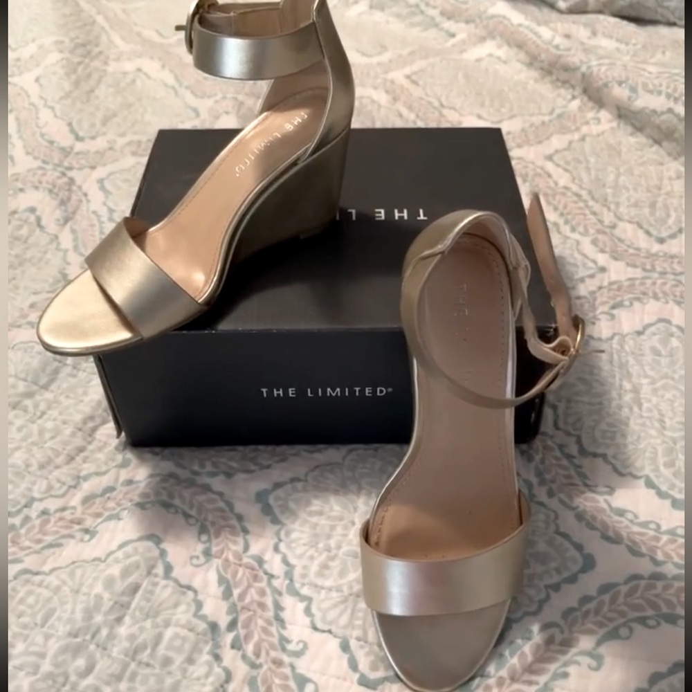THE LIMITED Women’s size 6 1/2 wedge shoe